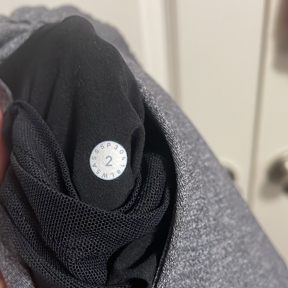 Lululemon On The Fly Pant 28" in Heathered Black - Picture 6 of 6